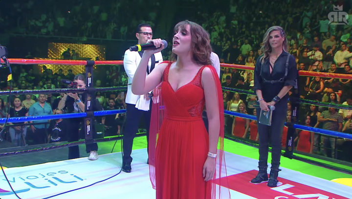Elaine Haro interpreta el Himno Nacional Mexicano en el Rign Royale