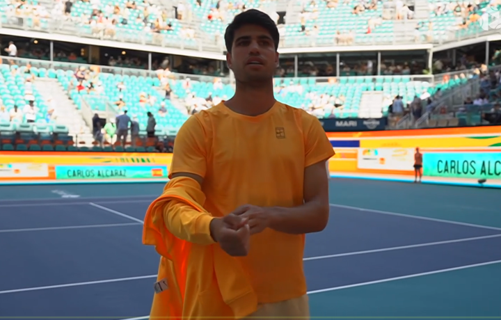 Alcaraz, ya en la pista. El partido empezará antes de las 20:10.