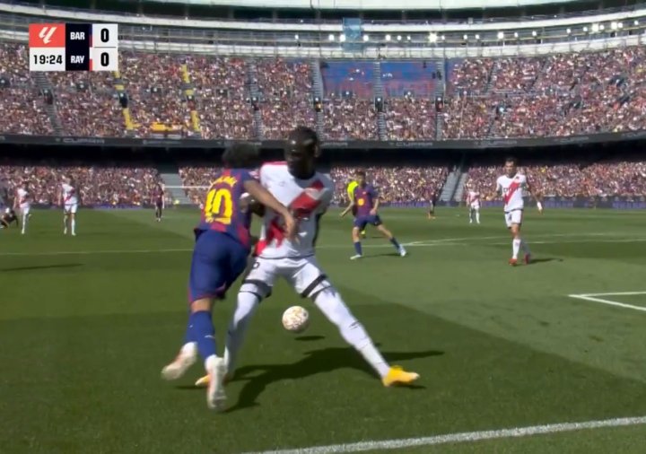 La imagen de la caída de Lamine por la que el '10' pidió penalti