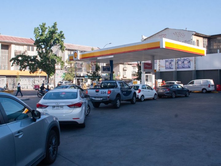 Conductores esperan hasta 5 horas para caragar vehiculos antes del alza de las bencinas