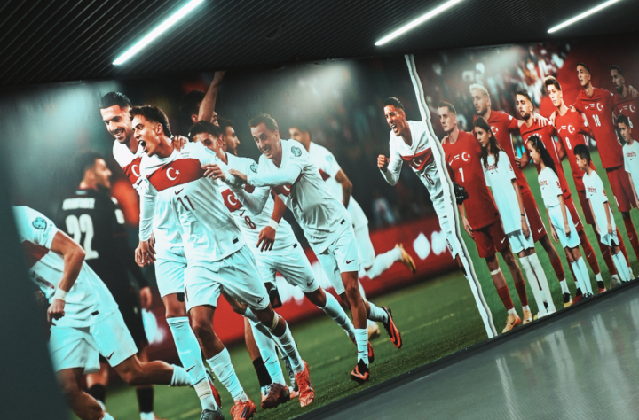 ¡SALTAN LOS EQUIPOS AL TERRENO DE JUEGO! ¡MOMENTO DE INTERPRETACIÓN DE HIMNOS!