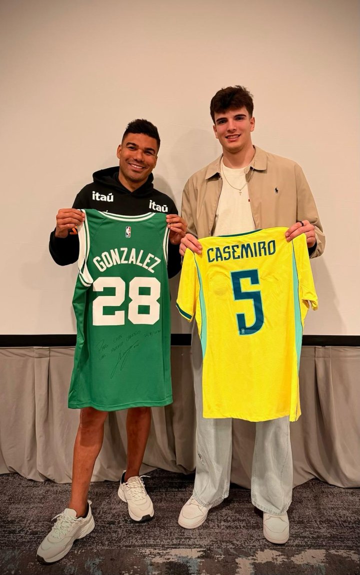 Casemiro y Hugo González posan con las camisetas de Brasil y Boston Celtics.