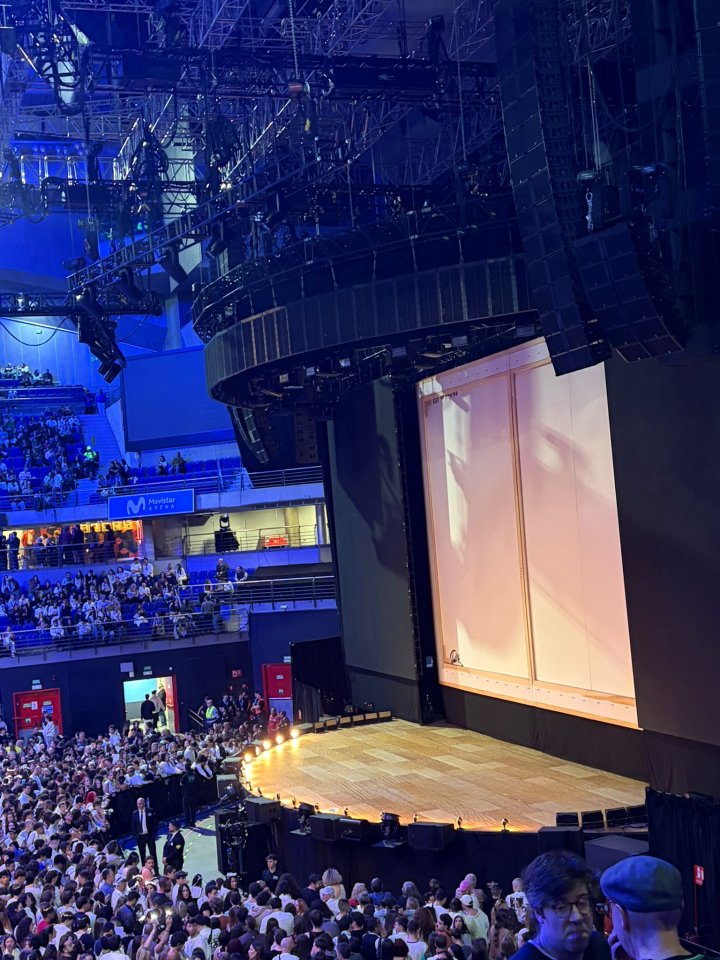 Escenario del Lux Tour de Rosalía en el Movistar Arena de Madrid