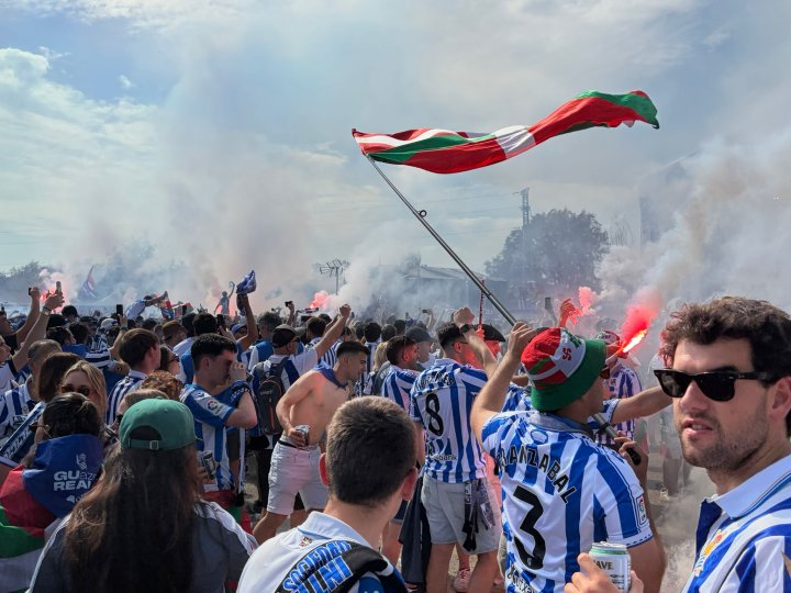 La fan zone de la Real se vuelca en Sevilla antes de la salida hacia La Cartuja