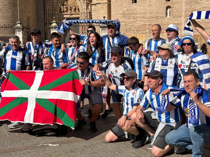 La afición Txuri urdin vive la fiesta en las calles de Sevilla en la previa de la Final