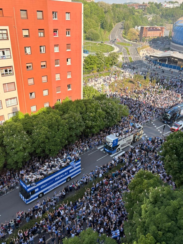 El bus de la Real Sociedad ya recorre las calles de Donostia