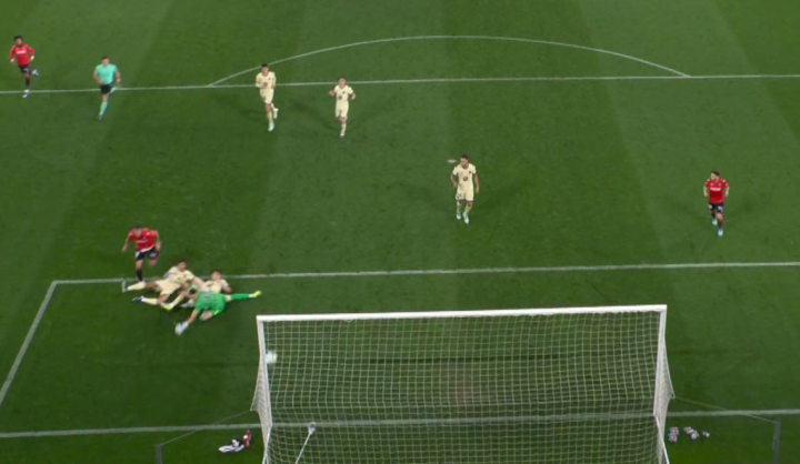 Budimir estrella un balón al palo y Joan García salva al Barça en una primera parte de alto voltaje en El Sadar — image 6