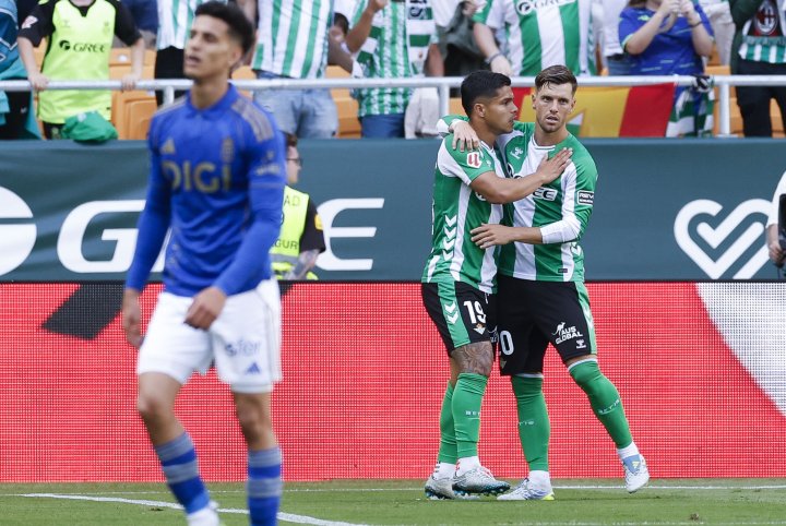 Betis golea 3-0 al Oviedo en La Cartuja entre polémicas arbitrales — image 5