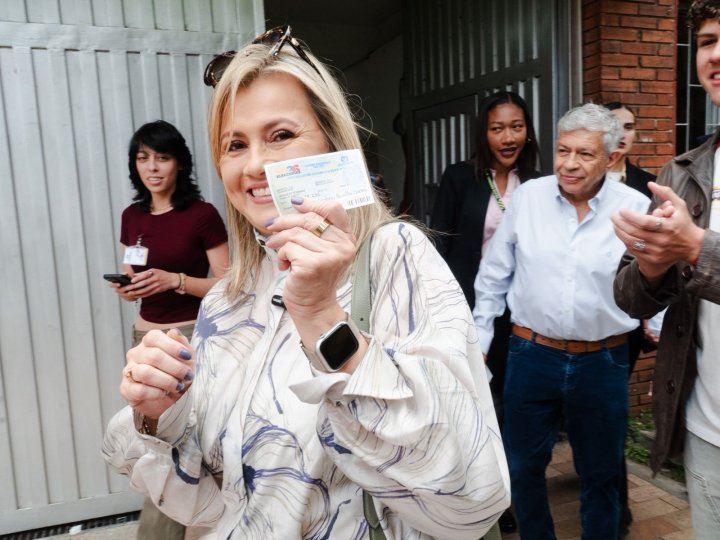 12:08 P.M. | Edna Bonilla votó en Bogotá