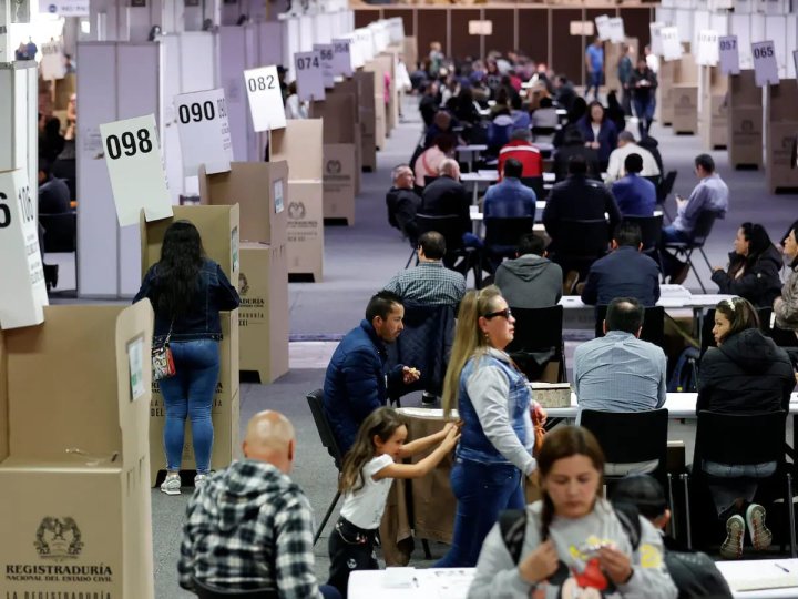 9:06 A.M. | Ciudadanos de las capitales votan a esta hora