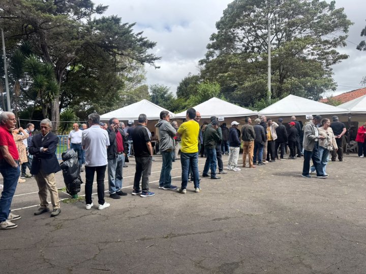 10:08 A.M. | Avanzan las votaciones en Cedro Golf, Bogotá