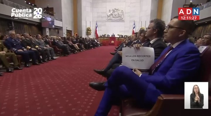 Diputado Videla (IND) aparece con pancarta en contra de los recortes en Salud