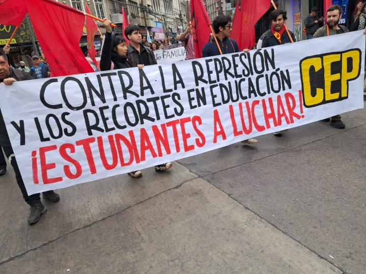 Al menos mil personas marchan de forma pacífica por las calles de Valparaíso