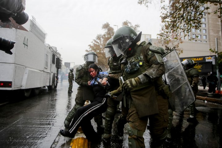 Manifestante herida en marcha estudiantil de Santiago es detenida por Carabineros