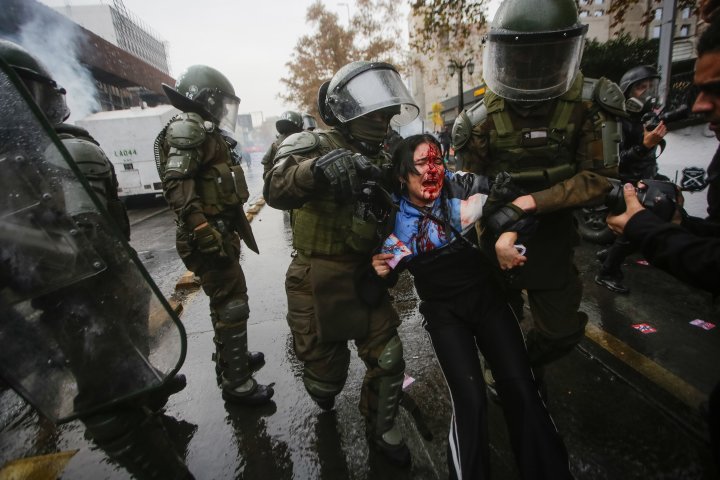 Manifestante herida en marcha estudiantil de Santiago es detenida por Carabineros