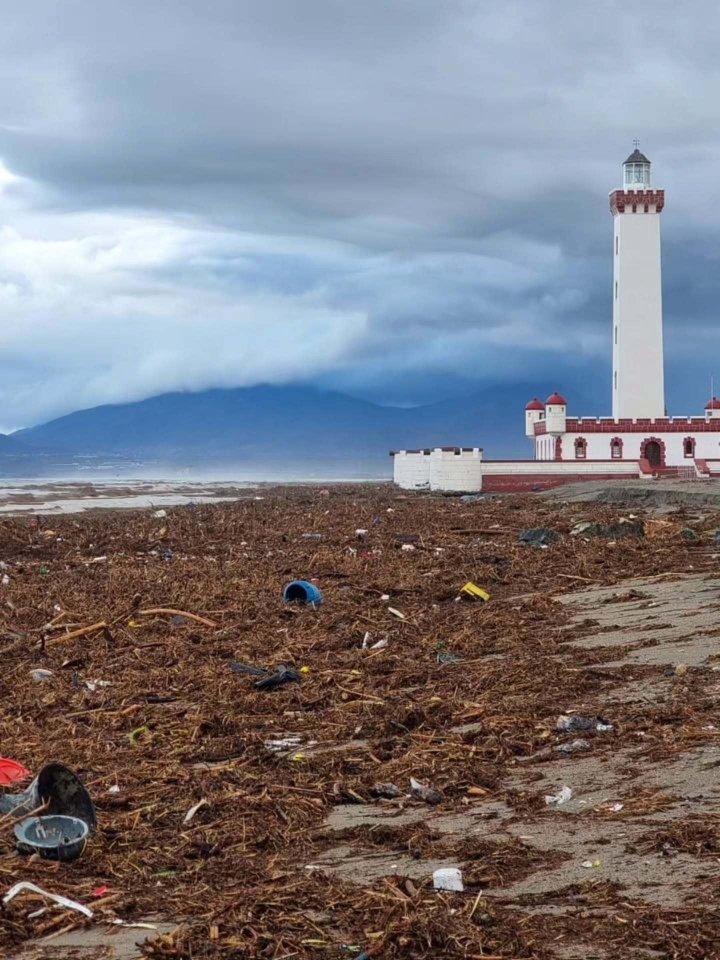Playa El Faro queda cubierta de basura tras el paso del sistema frontal