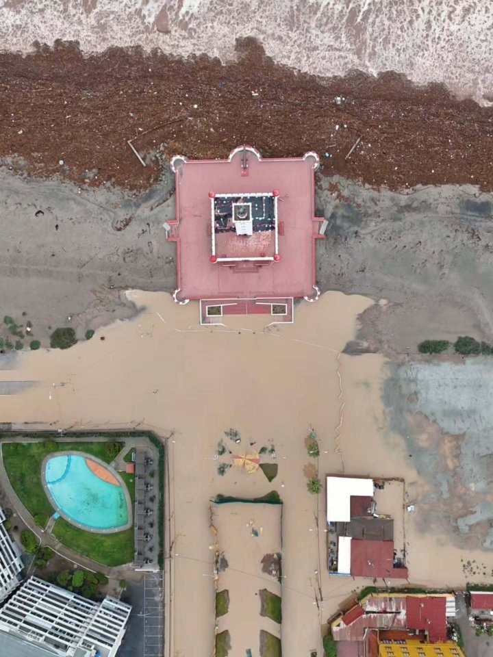 Playa El Faro queda cubierta de basura tras el paso del sistema frontal