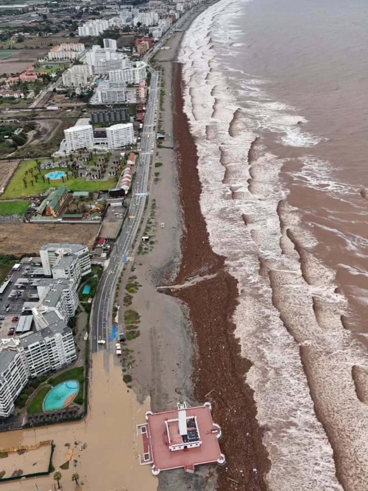 Playa El Faro queda cubierta de basura tras el paso del sistema frontal