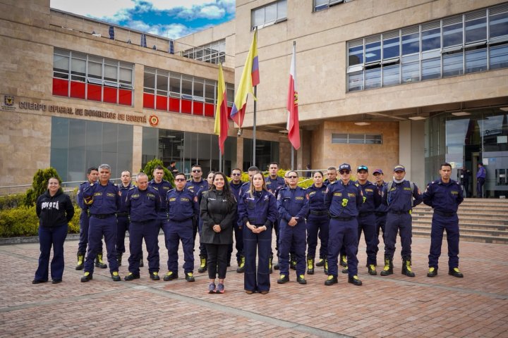 5:13 P.M. | 15 integrantes del Cuerpo Oficial de Bomberos se desplazan al Tolima