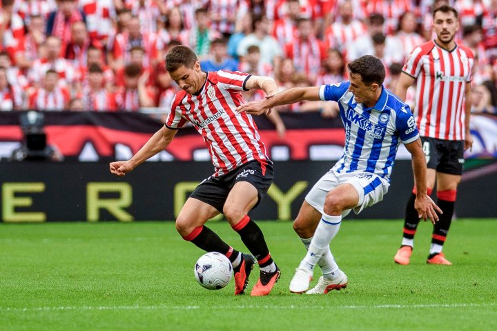 Jugadores de Athletic y Alavés luchando un balón. Fuente: AS