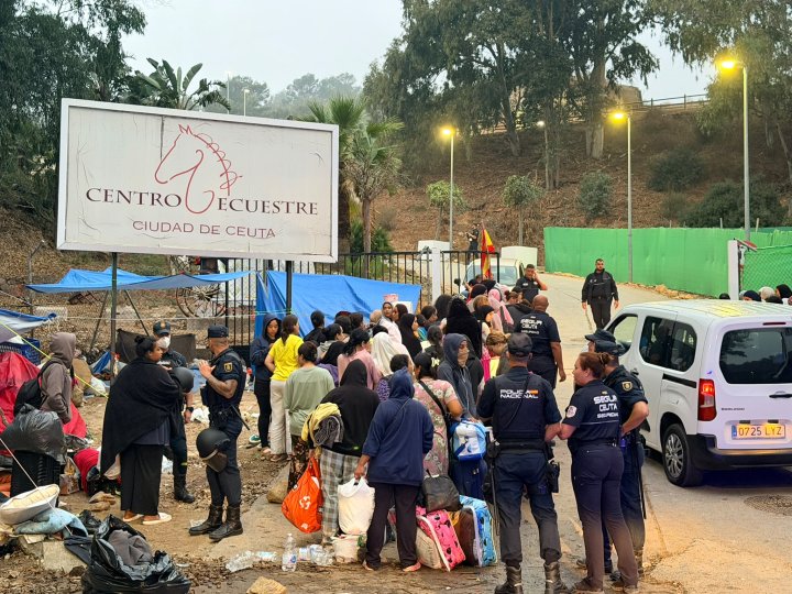 Migrantes en las puertas de La Hípica de Ceuta.