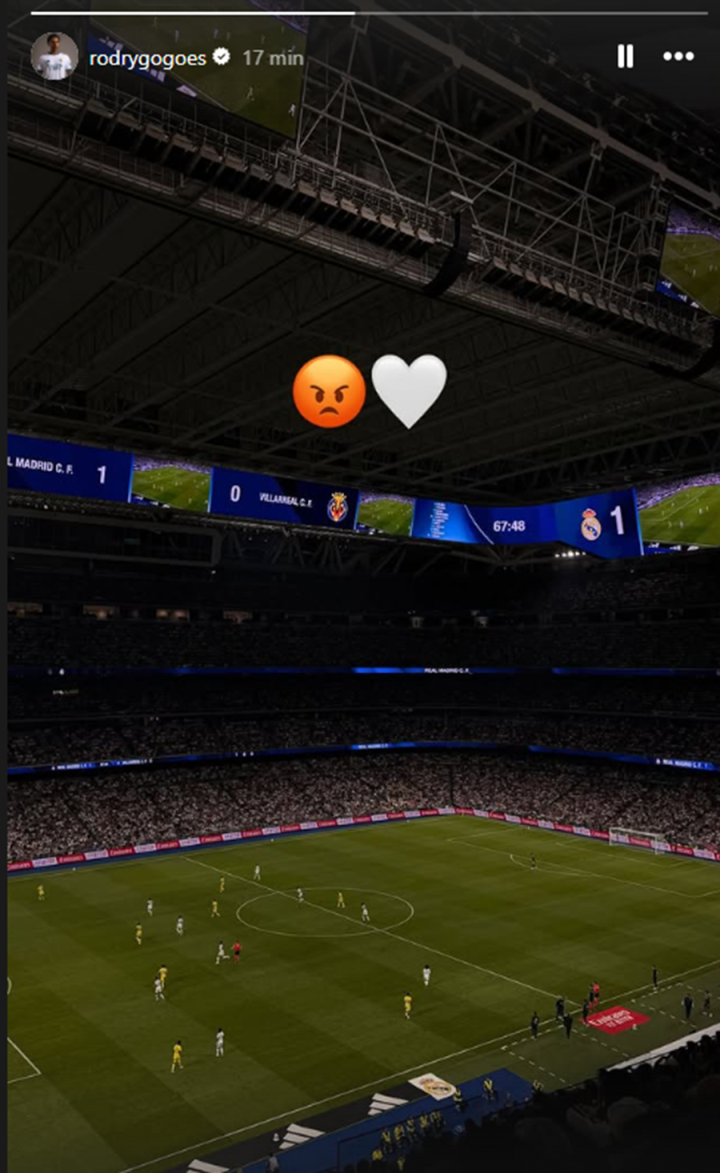 Desde su localidad del Bernabéu, Rodrygo expresó su enfado con la expulsión de Vinicius con un 'emoji' de enfado además de un corazón blanco. 