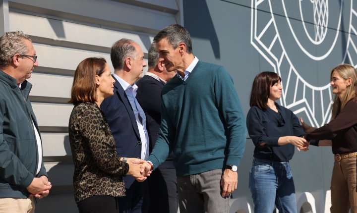 Gritos, abucheos e insultos a Sánchez a su llegada a Oliva 