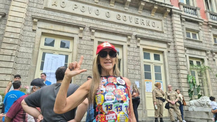 Mônica Gomes, una profesora que acudió a votar por Lula con su “vestido de gala”, el 25 de octubre de 2026 en Río de Janeiro