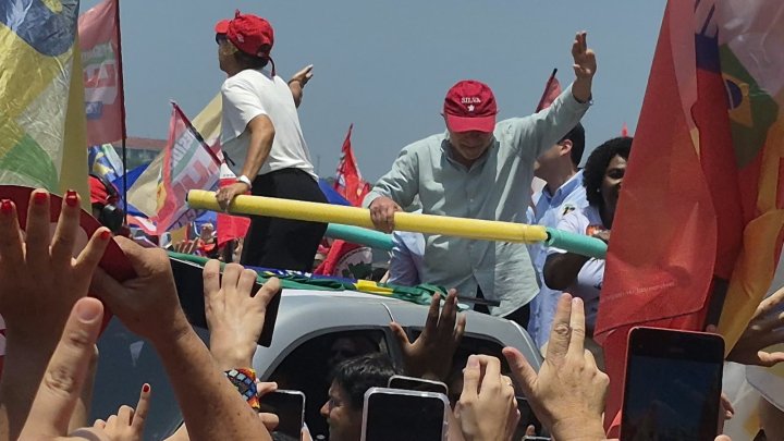 Lula arrastra a una multitud en Copacabana y confía en que Brasil no coloque “un miliciano” en el Palacio del Planalto